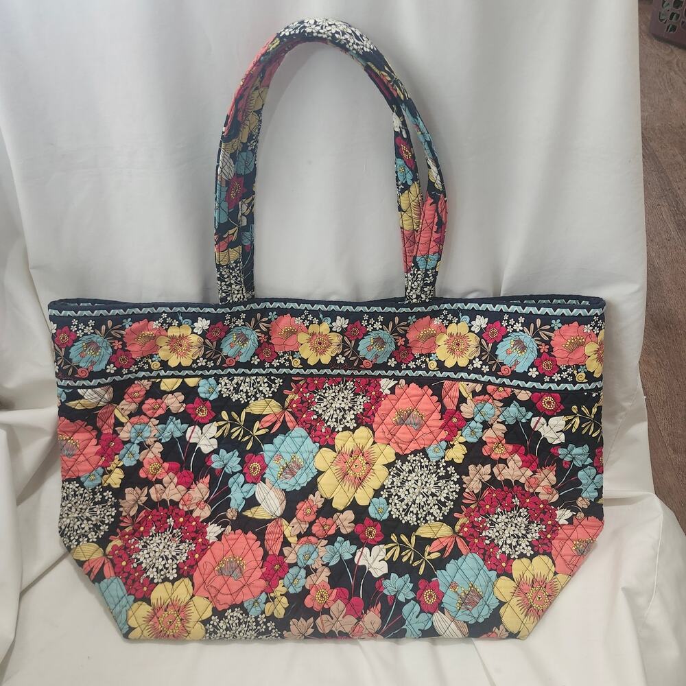 Large Quilted Vera Bradley Grand Tote Happy Snails Floral B17